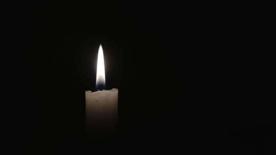 燃烧的白色蜡烛，黑色背景