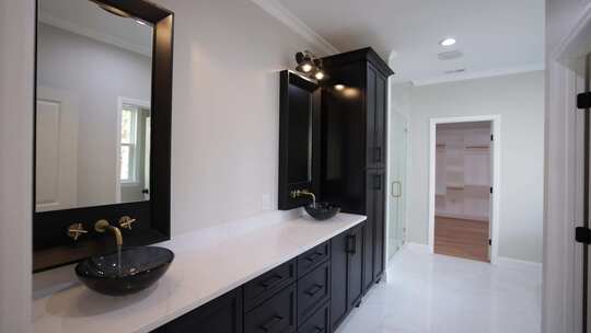 带黑色橱柜和双水槽的浴室