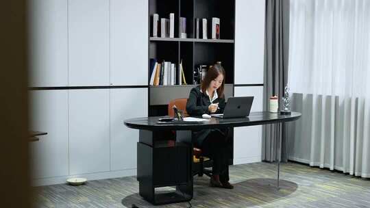 职场女性奋斗励志思考打电话