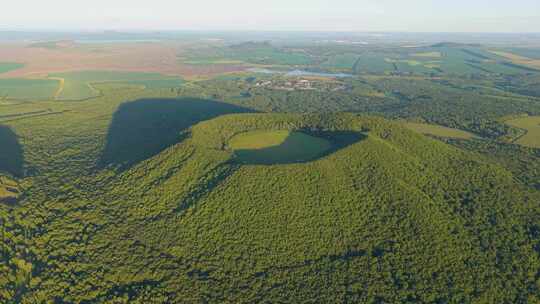 4k航拍五大连池格拉球山天池