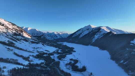 新疆阿勒泰地区禾木风景区雪山自然风光