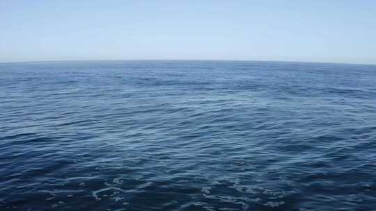 航拍平静的蓝色大海