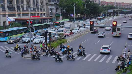 城市路口斑马线人群过马路