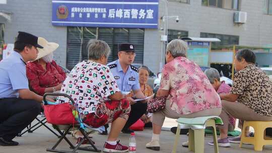 威海高区公安民警开展社区老年群众反诈宣传