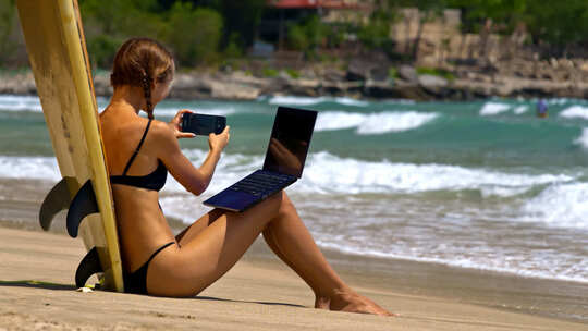 女孩靠在冲浪板上在沙滩上拍照视频素材模板下载