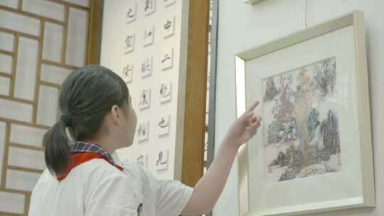小学生参观学习中国文化书画博物馆书法对联