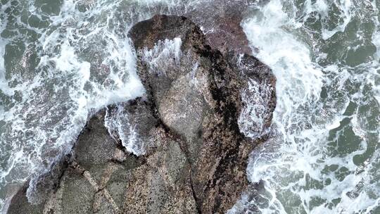 海浪俯拍海水拍打礁石特写浪花岩石潮水波浪