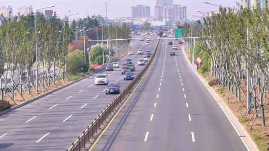 快速路天桥隧道口车流六车道汽车行驶繁忙