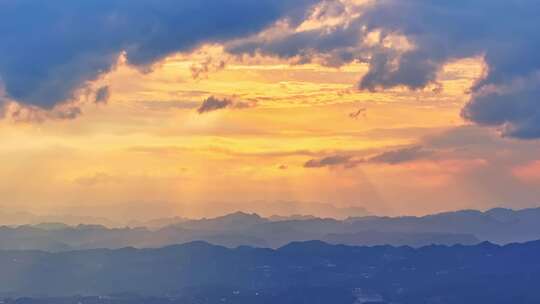 航拍夕阳丁达尔光下层叠的山峦