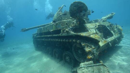 潜水者在海底探索沉没的坦克视频素材模板下载