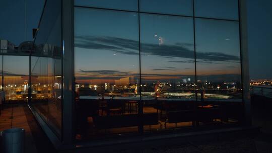 傍晚的飞机机场