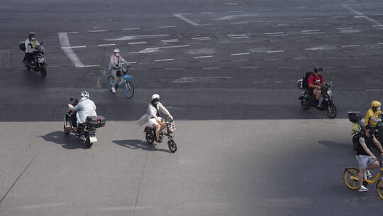 上海西藏北路早高峰通勤车辆