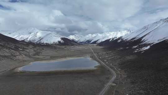 西藏G318国道安久拉山哑口航拍风光