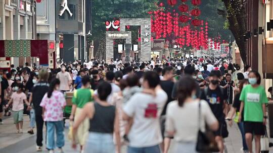 疫情下广州北京路繁忙步行街行人