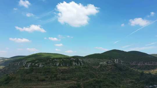 航拍蓝天白云下的山亭环境青山绿水