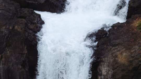 瀑布倾泻在岩石上形成水池
