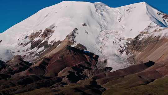 航拍阿尼玛卿雪山