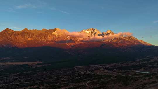 云南丽江玉龙雪山日照金山延时景观