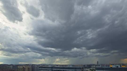 城市上空乌云密布天边雨幕延时