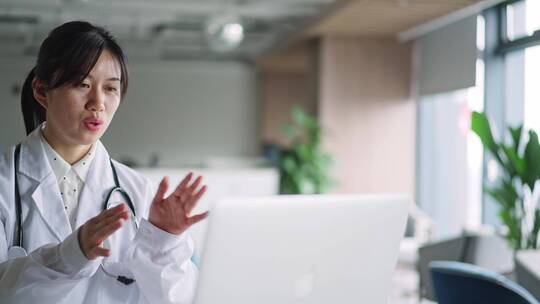 年轻女医生在办公室使用笔记本视频视频素材模板下载