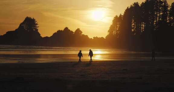 日落海边散步的人群