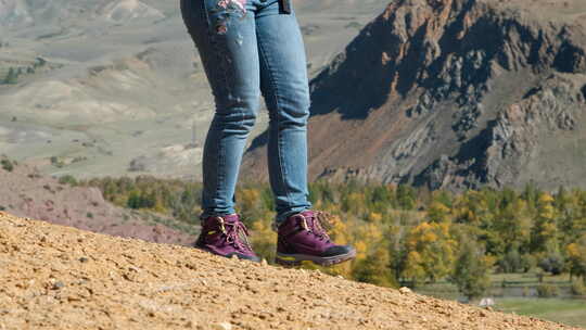 徒步登山的女人的脚