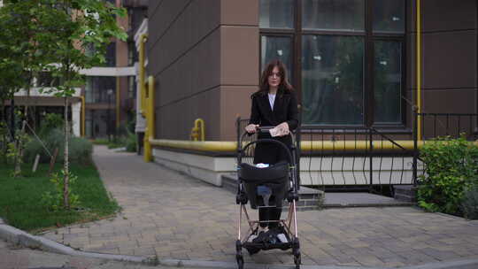一个女人带着婴儿车穿过人行横道视频素材模板下载