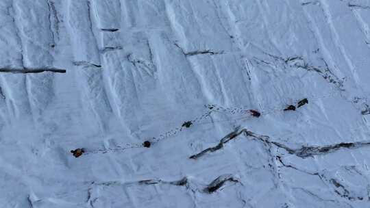 航拍攀登四川第二高峰中山峰冰川上的登山队