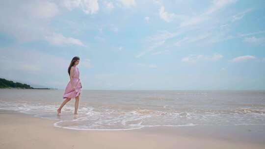 美女在海边漫步游玩遥望远方海水冲刷白沙滩视频素材模板下载