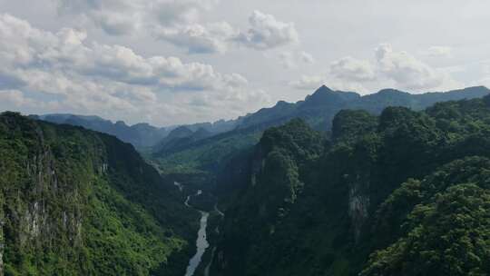 鸟瞰山谷中的河流