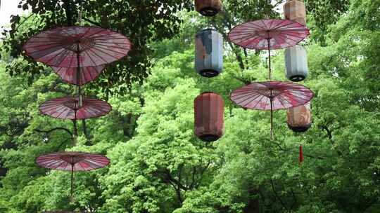 景区公园内中国风 油纸伞 中式彩色吊灯
