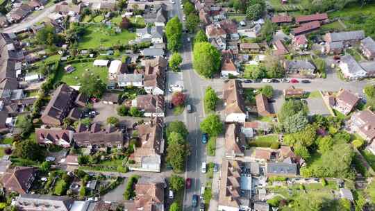 英国肯特郡温汉姆郊外公路上的高空无人机镜