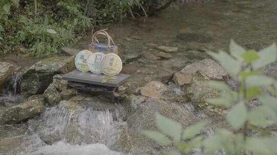 茶叶包装在溪流里