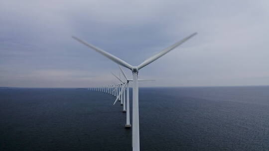 风力发电机在海上视频素材模板下载