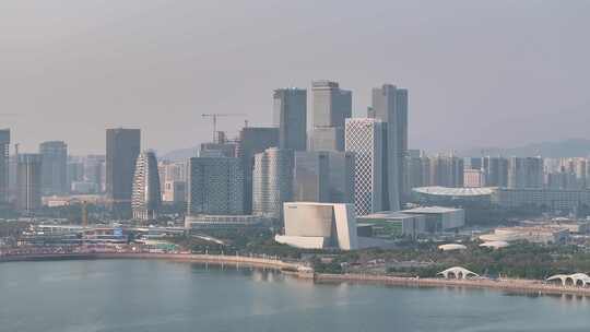 深圳前海现代化城市中的高楼与水域全景