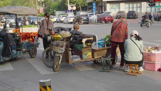 街边路边买菜卖菜占道经营市集地摊经济