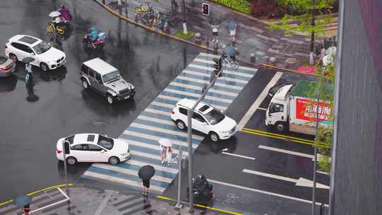 城市下雨天的十字路口