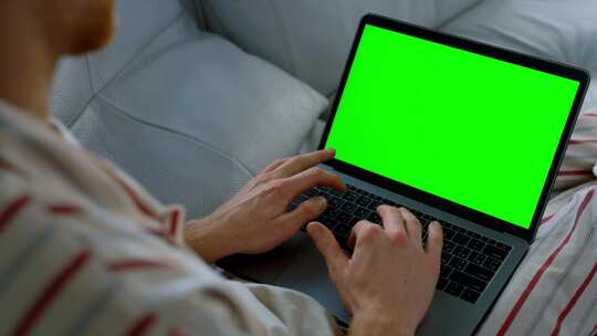 人，笔记本电脑，绿屏，房子