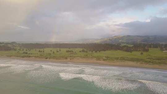 海边的彩虹和暴风雨云