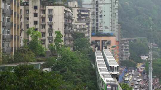 重庆李子坝地铁站地铁行驶列车进站地铁出站