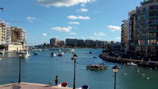 马耳他斯皮诺拉湾美丽的风景与船只