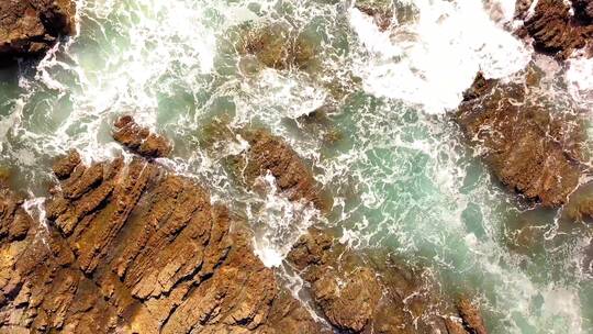 航拍海浪冲击岩石