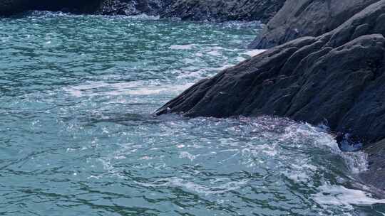 海浪拍打礁石海滩