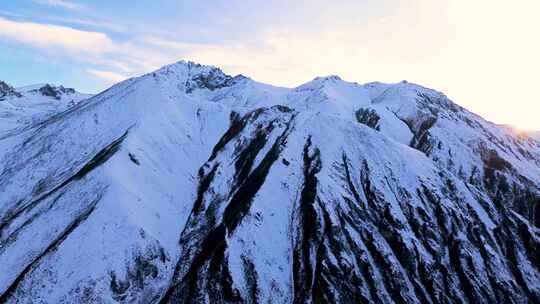 雪山山峰山脉峡谷日出时分