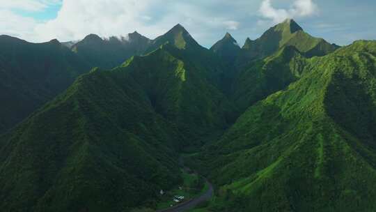 傍晚日落绿岛山峰Teahupoo Tah