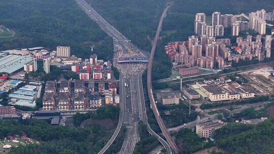 航拍水官高速车流与轨道高铁动车