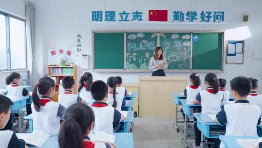 4K小学课堂回答问题