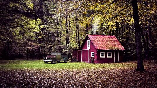 唯美大自然森林中美丽的红房子