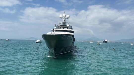 豪华游艇停靠三亚三亚湾视频素材模板下载