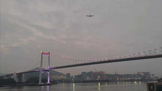 福建厦门海沧大桥上飞过的航班